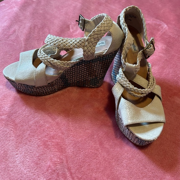 Buckle wedges, size 9, tan color - Picture 3 of 3